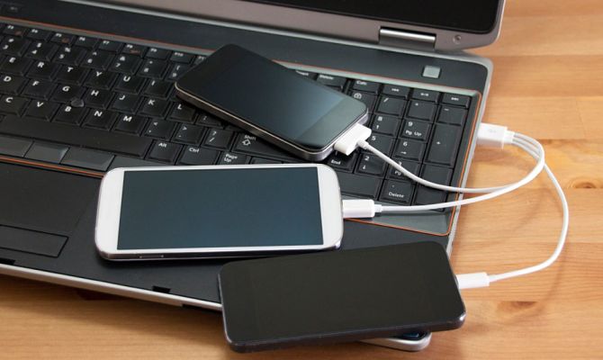 Le téléphone se charge via USB