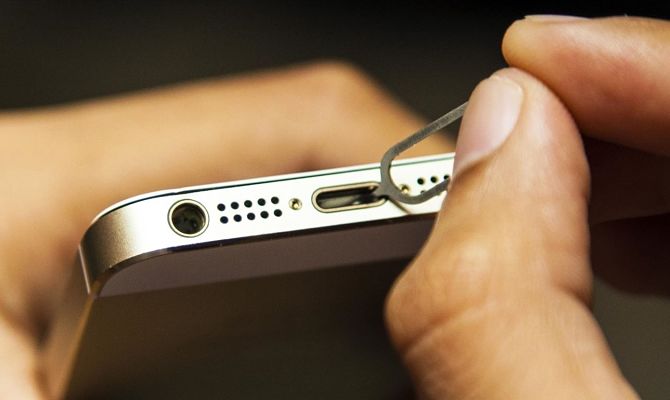 Nettoie une prise pour smartphone