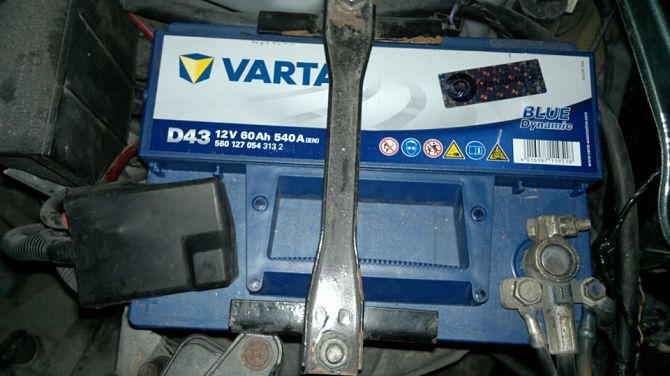 Batterie insérée dans la voiture