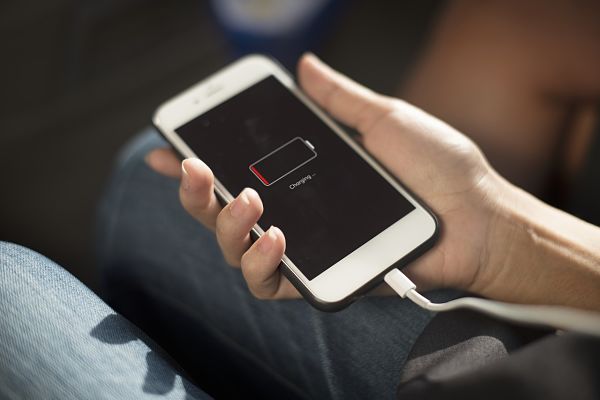 Chargez le téléphone