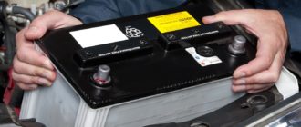 Sort la batterie de la voiture
