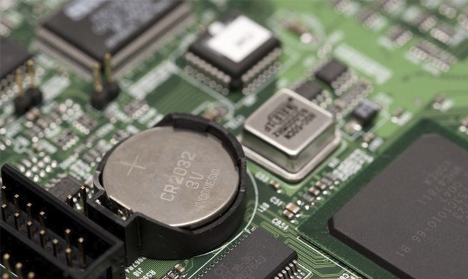 CR2032 dans la carte mère bios