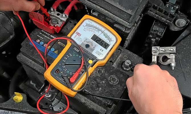 vérifier la polarité de la batterie avec un multimètre