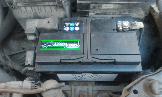 Batterie installée sous le capot