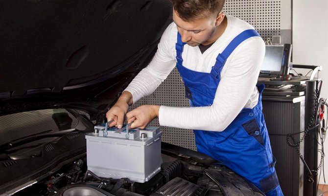 installe la batterie dans le compartiment moteur