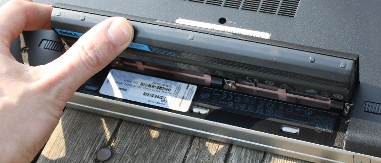 Supprime la batterie de l'ordinateur portable.